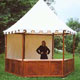 Pavillon aus Holz und Segeltuch
