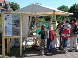 Marktstand mit
            Werbeaufsteller