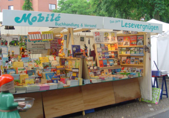 klipklap Marktstand aus Holz mit Branding